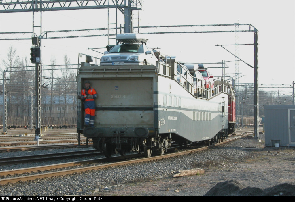 VR Dv16 #2031 shoving auto carrier to Track #1